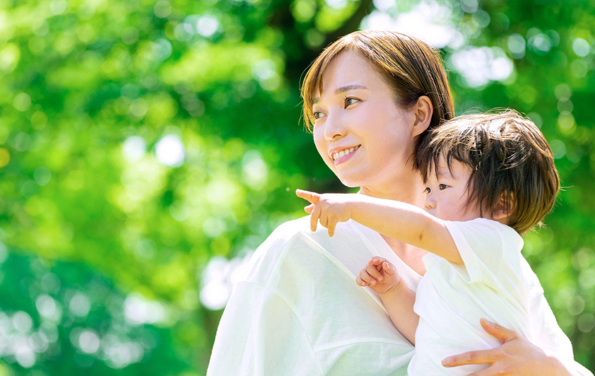 子供を抱く母親