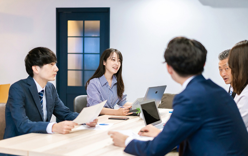 会議をする男性社員と女性社員