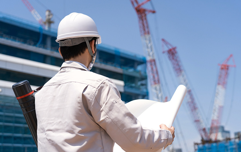 建設現場を眺める男性